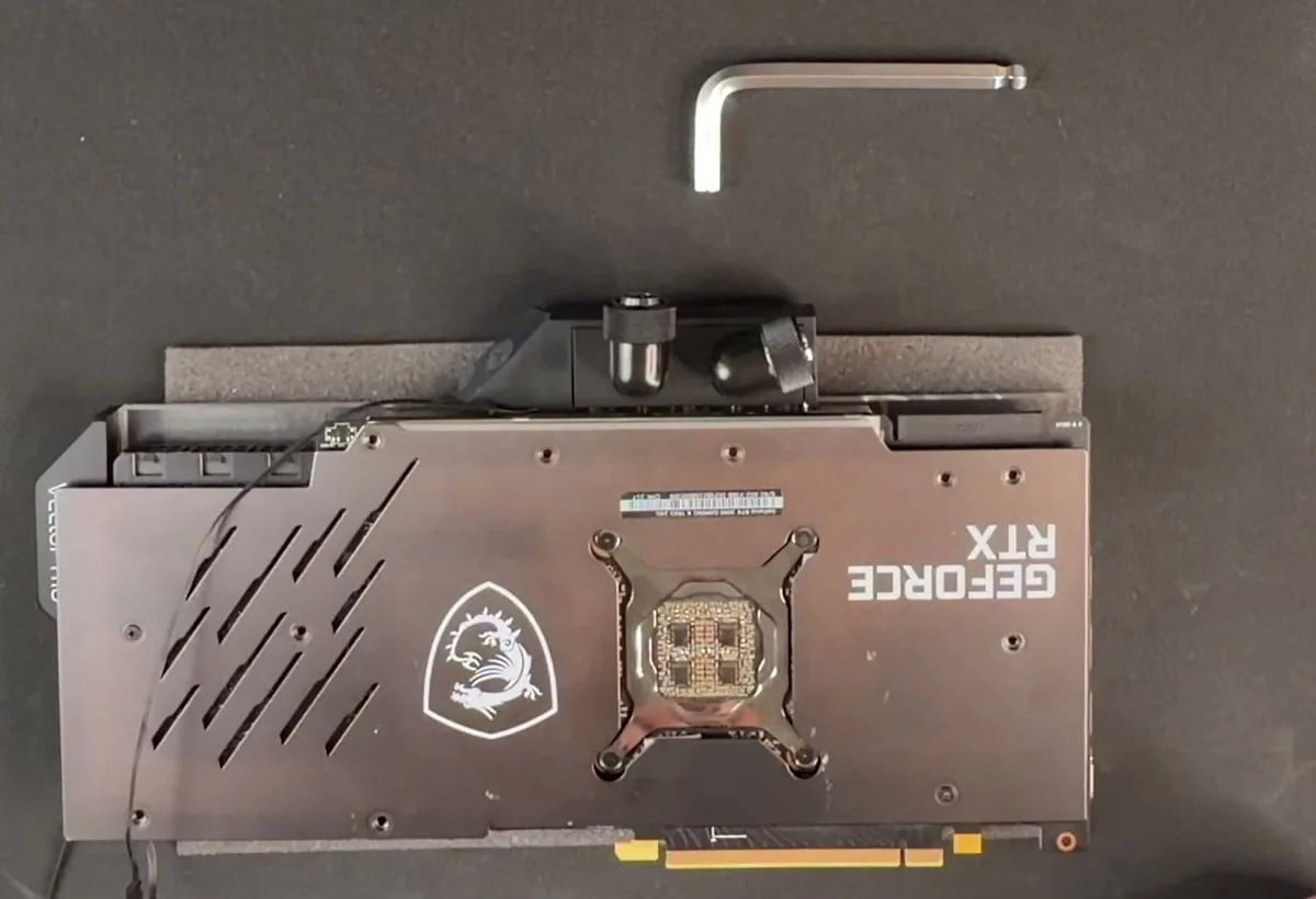 Угловые фитинги на 90 градусов на водоблоке RTX 3090, вид со стороны бэкплейта